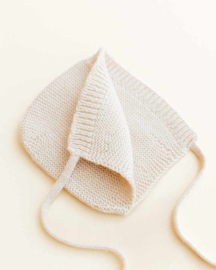 Hvid Newborn Bonnet Dolly Cream