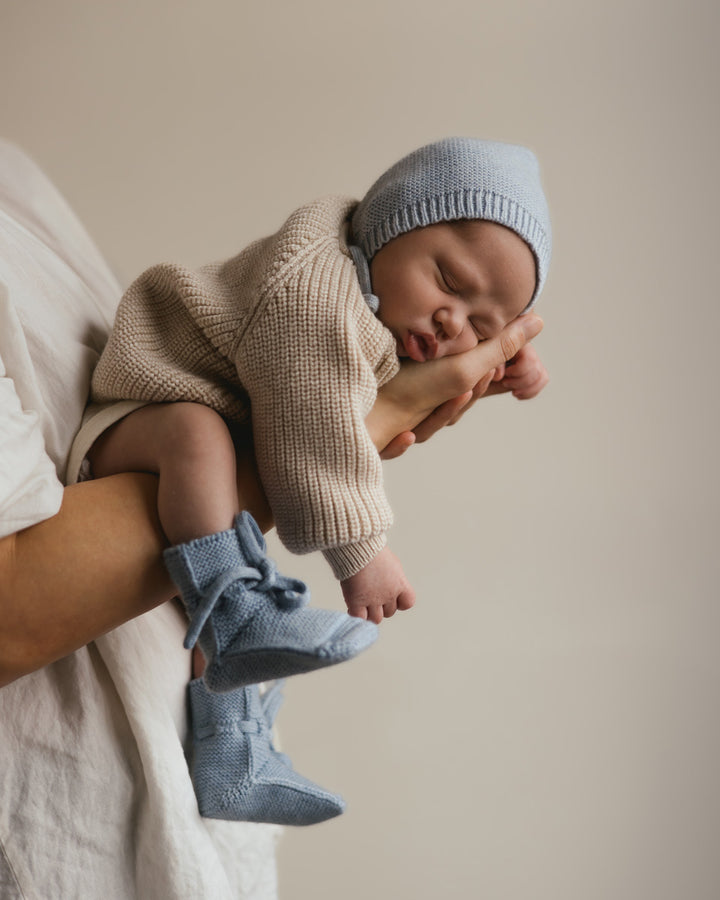 Hvid Newborn Bonnet Dolly Light Blue