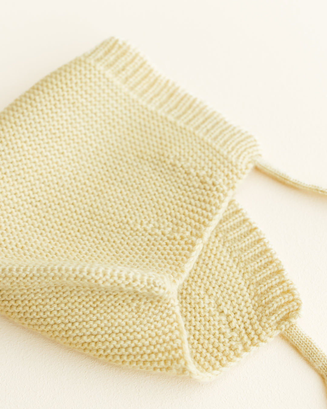 Hvid Newborn Bonnet Dolly Light Yellow